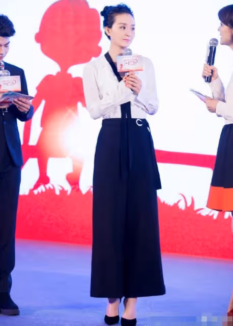 闊太王艷在2億豪宅里跳舞，穿針織衫+半身裙，沒野心的女人更驚艷