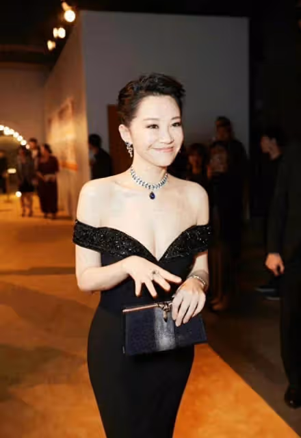 許晴不愧是尤物身材，一襲露肩裙美得太出眾，昂首"挺胸"真撩人