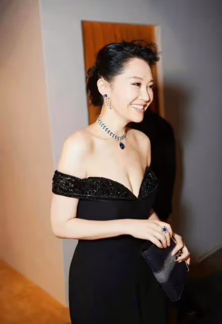 許晴不愧是尤物身材，一襲露肩裙美得太出眾，昂首"挺胸"真撩人