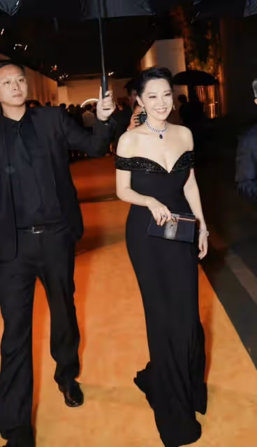 許晴不愧是尤物身材，一襲露肩裙美得太出眾，昂首"挺胸"真撩人