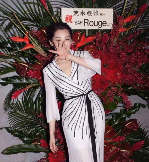 許晴不愧是尤物身材，一襲露肩裙美得太出眾，昂首"挺胸"真撩人