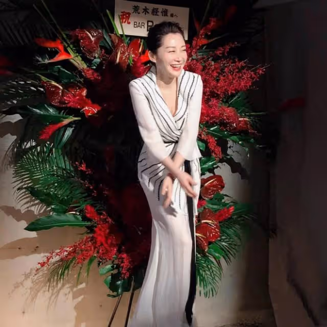 許晴不愧是尤物身材，一襲露肩裙美得太出眾，昂首"挺胸"真撩人