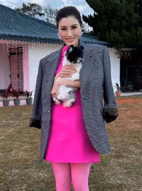 豪門闊太太李嘉欣高調慶生！穿polo衫+牛仔褲，54歲美出新高度