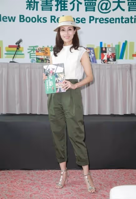 豪門闊太太李嘉欣高調慶生！穿polo衫+牛仔褲，54歲美出新高度