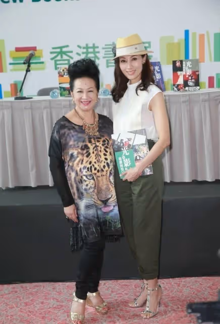 豪門闊太太李嘉欣高調慶生！穿polo衫+牛仔褲，54歲美出新高度