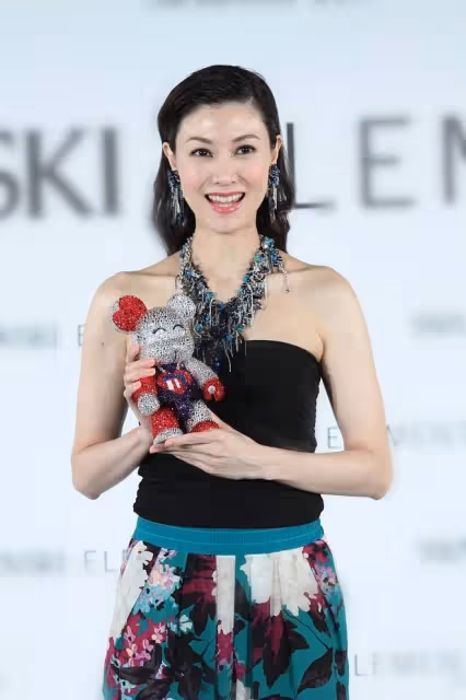 豪門闊太太李嘉欣高調慶生！穿polo衫+牛仔褲，54歲美出新高度
