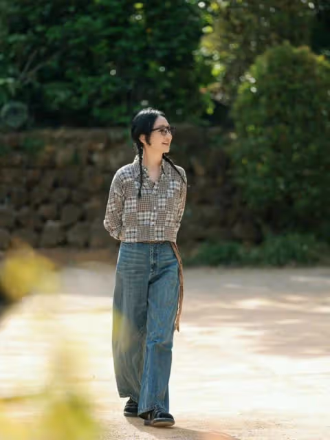 "周迅"真太顯年輕！穿襯衫+牛仔褲錄節目，扎麻花辮嫩得像24歲