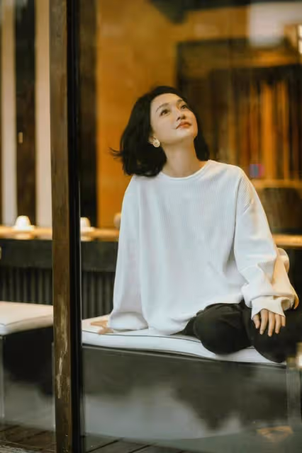 "周迅"真太顯年輕！穿襯衫+牛仔褲錄節目，扎麻花辮嫩得像24歲