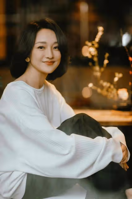 "周迅"真太顯年輕！穿襯衫+牛仔褲錄節目，扎麻花辮嫩得像24歲