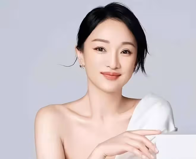 "周迅"真太顯年輕！穿襯衫+牛仔褲錄節目，扎麻花辮嫩得像24歲