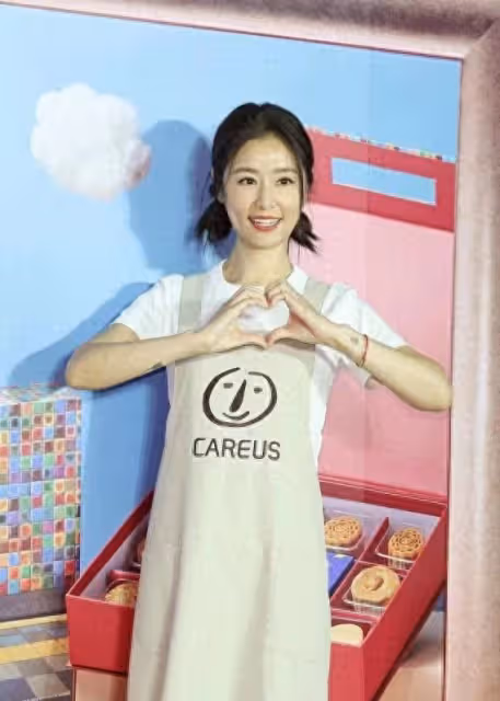 林心如打扮成家庭主婦錄節目，穿T恤+圍裙+雙辮子，像個小姑娘