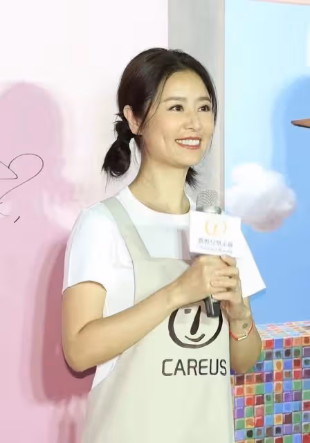 林心如打扮成家庭主婦錄節目，穿T恤+圍裙+雙辮子，像個小姑娘