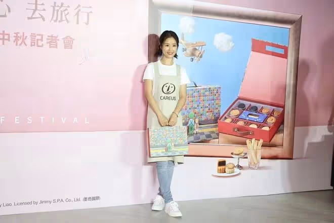 林心如打扮成家庭主婦錄節目，穿T恤+圍裙+雙辮子，像個小姑娘