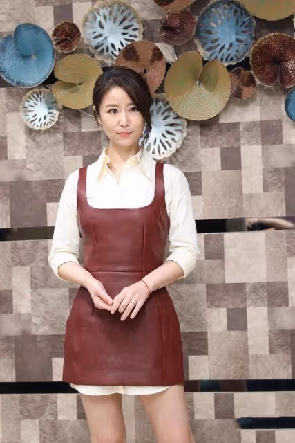 林心如打扮成家庭主婦錄節目，穿T恤+圍裙+雙辮子，像個小姑娘