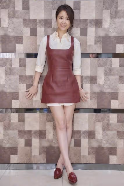 林心如打扮成家庭主婦錄節目，穿T恤+圍裙+雙辮子，像個小姑娘