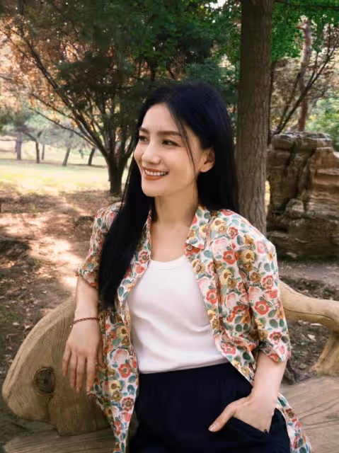 48歲胡可帶火了一種新穿法：花襯衫+短褲+黑長直髮型，洋氣又減齡