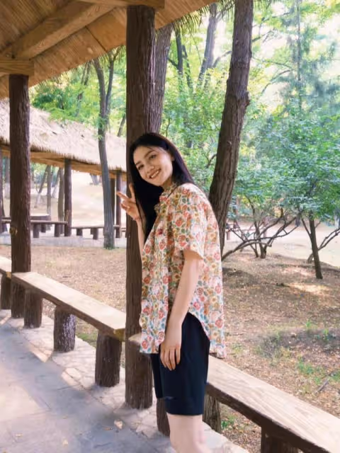 48歲胡可帶火了一種新穿法：花襯衫+短褲+黑長直髮型，洋氣又減齡