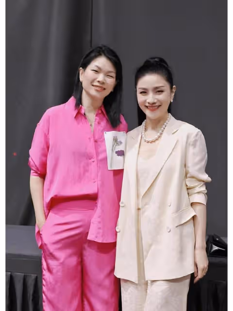 48歲胡可帶火了一種新穿法：花襯衫+短褲+黑長直髮型，洋氣又減齡