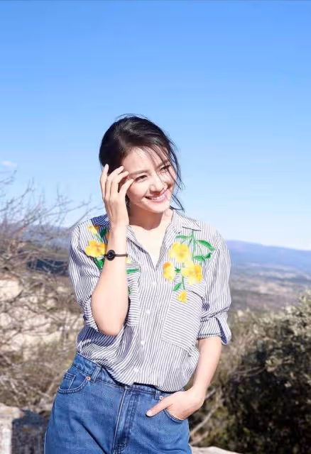 高圓圓終於改風格，穿印花西裝+西裝褲氣質驚艷，扎葫蘆辮好漂亮