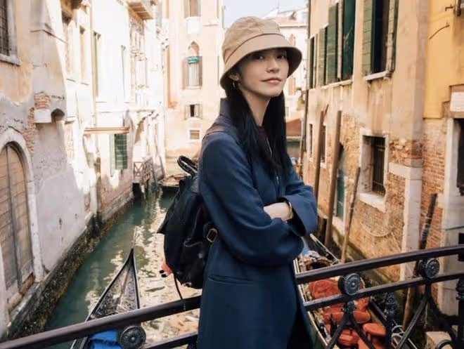 姚晨去旅遊穿搭真減齡，穿西裝+漁夫帽像大學生，40、50女人學學