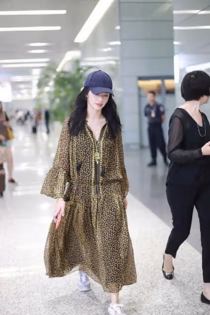 姚晨去旅遊穿搭真減齡，穿西裝+漁夫帽像大學生，40、50女人學學