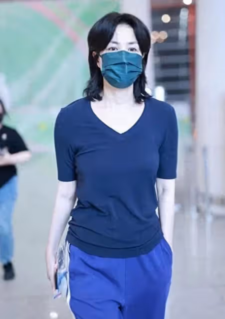 54歲王菲帶火了一種新穿法：短袖汗衫+校褲+齊肩發，時髦又洋氣！