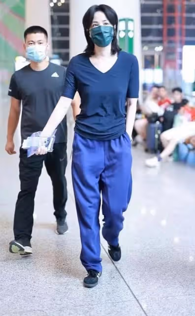 54歲王菲帶火了一種新穿法：短袖汗衫+校褲+齊肩發，時髦又洋氣！