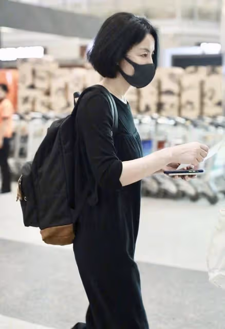 54歲王菲帶火了一種新穿法：短袖汗衫+校褲+齊肩發，時髦又洋氣！