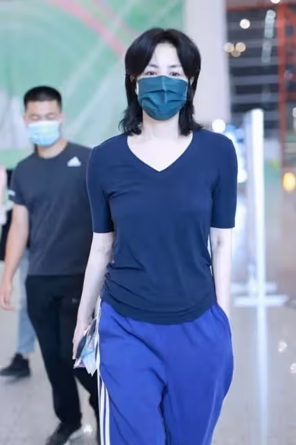 54歲王菲帶火了一種新穿法：短袖汗衫+校褲+齊肩發，時髦又洋氣！