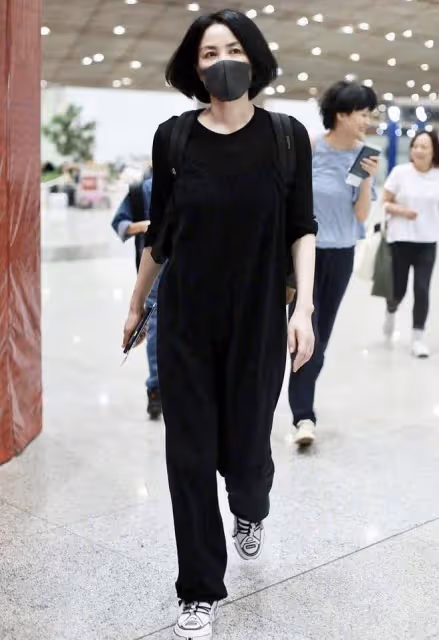 54歲王菲帶火了一種新穿法：短袖汗衫+校褲+齊肩發，時髦又洋氣！