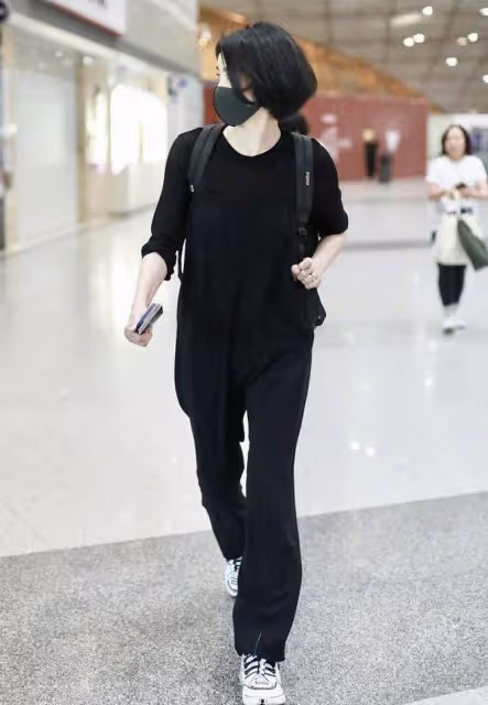 54歲王菲帶火了一種新穿法：短袖汗衫+校褲+齊肩發，時髦又洋氣！
