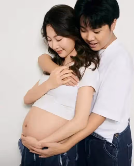 「劉能」又要當爺爺了，兒媳婦結婚才兩個月，曬孕期寫真肚大如籮