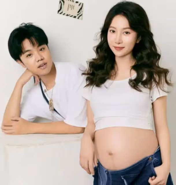 「劉能」又要當爺爺了，兒媳婦結婚才兩個月，曬孕期寫真肚大如籮