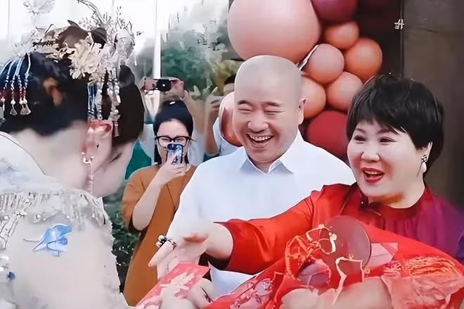 「劉能」又要當爺爺了,兒媳婦結婚才兩個月,曬孕期寫真肚大如籮