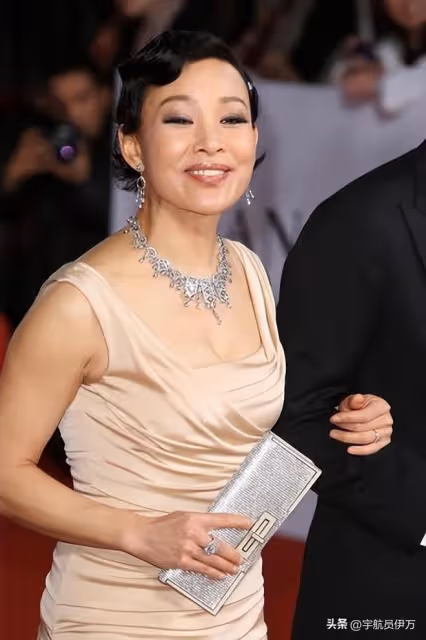 原來早已改國籍,曾上春晚、棄養孩子的她,嫁美國老公後跌落神壇
