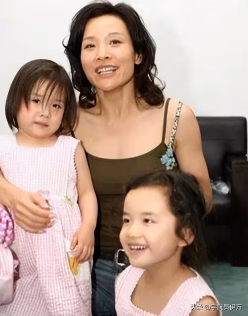 原來早已改國籍,曾上春晚、棄養孩子的她,嫁美國老公後跌落神壇