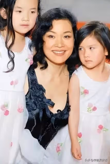 原來早已改國籍,曾上春晚、棄養孩子的她,嫁美國老公後跌落神壇