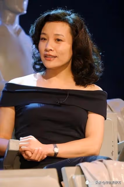 原來早已改國籍,曾上春晚、棄養孩子的她,嫁美國老公後跌落神壇