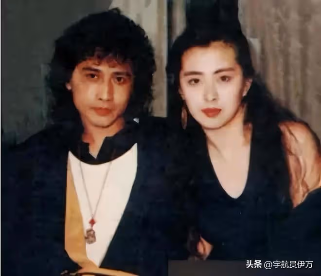 與王祖賢同居15年分手，後娶小24歲同行嬌妻，結婚14年零緋聞