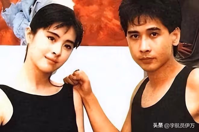 與王祖賢同居15年分手，後娶小24歲同行嬌妻，結婚14年零緋聞
