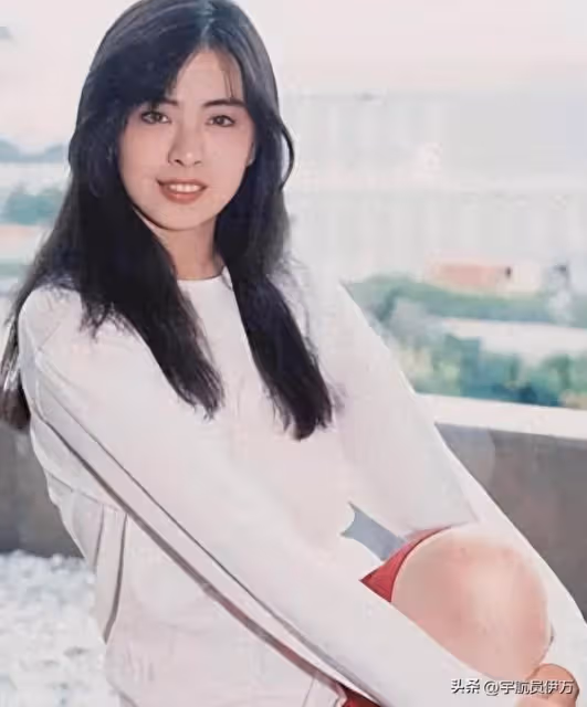 與王祖賢同居15年分手，後娶小24歲同行嬌妻，結婚14年零緋聞