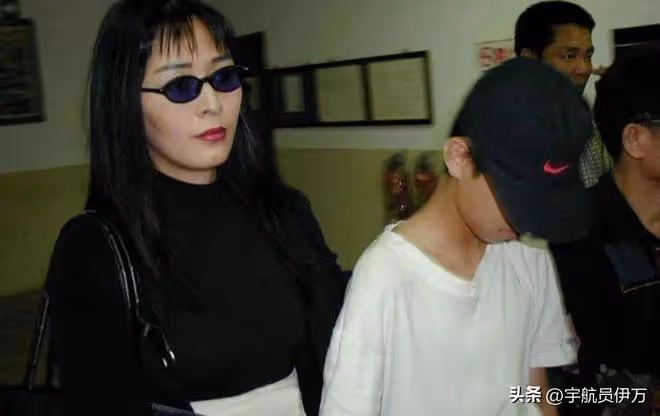 與王祖賢同居15年分手,後娶小24歲同行嬌妻,結婚14年零緋聞