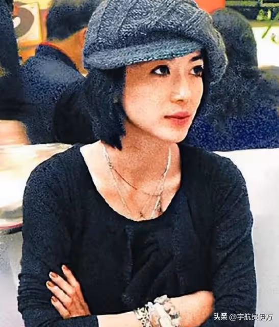 與王祖賢同居15年分手,後娶小24歲同行嬌妻,結婚14年零緋聞