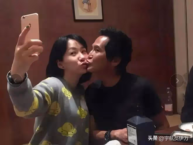 與王祖賢同居15年分手,後娶小24歲同行嬌妻,結婚14年零緋聞