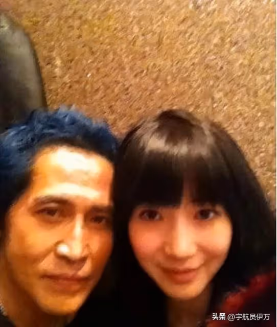 與王祖賢同居15年分手,後娶小24歲同行嬌妻,結婚14年零緋聞
