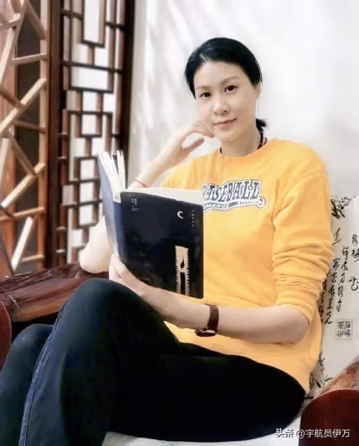 她曾是女排「小郎平」,和姚明傳緋聞,退役後當作家,43歲還沒嫁