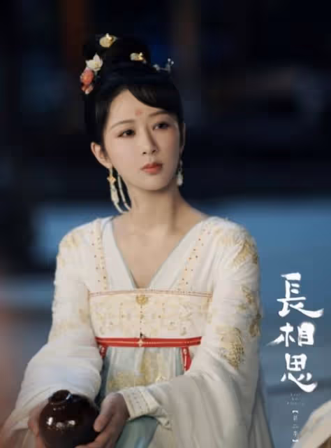 同為武大校花,看到30歲吳倩輸給27歲黃燦燦,才明白啥叫大火靠命