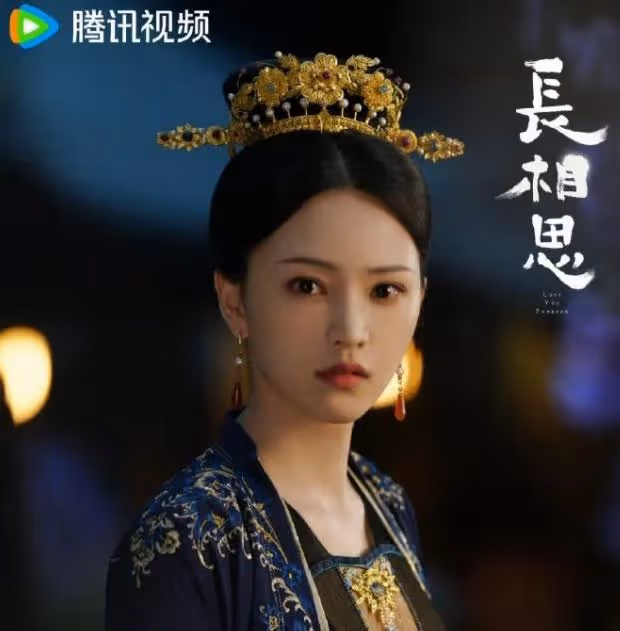 同為武大校花,看到30歲吳倩輸給27歲黃燦燦,才明白啥叫大火靠命