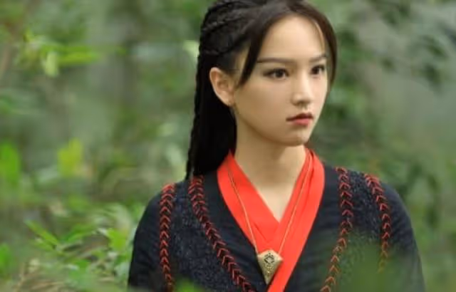 同為武大校花,看到30歲吳倩輸給27歲黃燦燦,才明白啥叫大火靠命