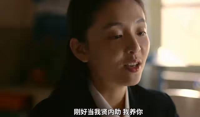 同為武大校花,看到30歲吳倩輸給27歲黃燦燦,才明白啥叫大火靠命